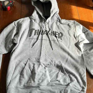 Thrasher hoodie - Snygg thrasher hoodie srl S men sitter typ som M,inte använd mycket,nypris ca 1000 men mitt pris är 350