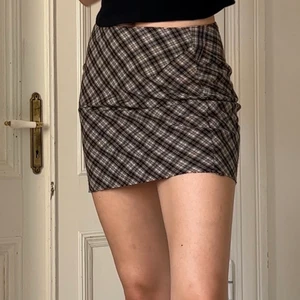 Rutig kjol - Söt rutig kjol som sitter super snyggt. Avklippt men fransar sig inte mycket alls. Jag har tvättat den många gånger utan problem. I gott använt skick.