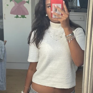 Zara topp - Superfin topp/ T-shirt från Zara💗 knappt använd. Lite vitare i verkligheten. Köpare står för frakt. 