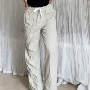 Beiga byxor - Snygga beiga byxor i toppenskick! Storlek S/M