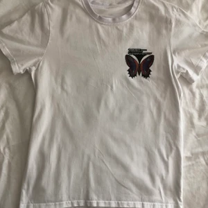 Tshirt med tryck - Vit T-shirt med tryck. Bra skick!