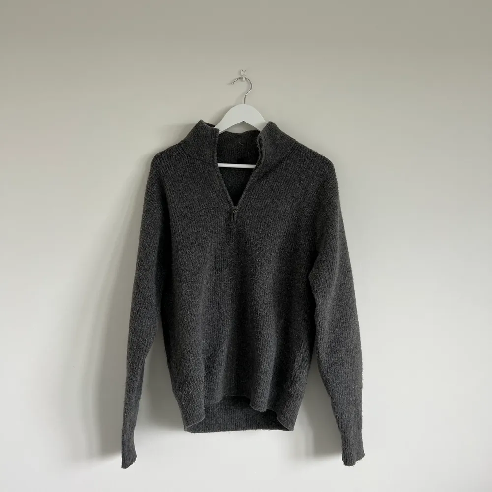 Långärmad half-zip-tröja från Uniqlo. Säljs i befintligt skick. Köpt vintern 2021.. Tröjor & Koftor.