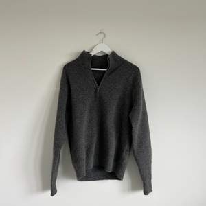 Långärmad half-zip-tröja från Uniqlo. Säljs i befintligt skick. Köpt vintern 2021.