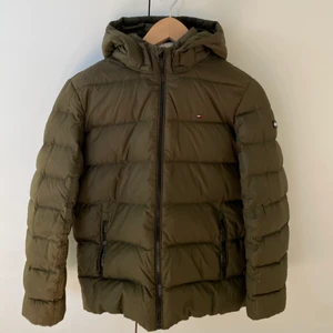 Puffer jacket Tommy Hilfiger - ”Olive green” dunjacka från Tommy Hilfiger i storlek 152. Passar den som är lite mindre än XS, använde den när jag var 12-13 år. Nypris: 1800kr