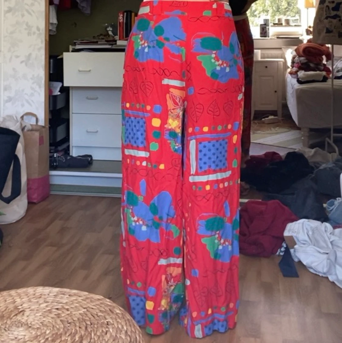 Röda mönstrade byxor 