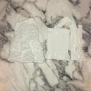 2 stycken jättefina och populära toppar i storlek Xs.💘👌 - Jag säljer nu mina jättefina vita toppar då dom inte kommer till användning längre.💘 säljer dom tillsammans för 200kr och enskilt för 110kr var.💘Den vita toppen med band är jätte  stretchig så oroa dig inte över att den kommer vara för liten.💘👌