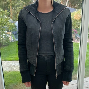 Svarta skinnjacka - Äkta skinnjacka i fint skick. Storlek 34, öppna fickor och mudd i ärm/midja.   Nypris 2000 kr