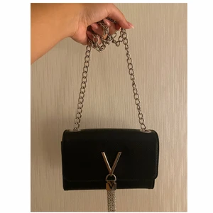 Valentino Bag - Helt oanvänd och i nyskick! Inte fått någon användning av den så därför säljer jag den.  Skriv för mer info ☺️