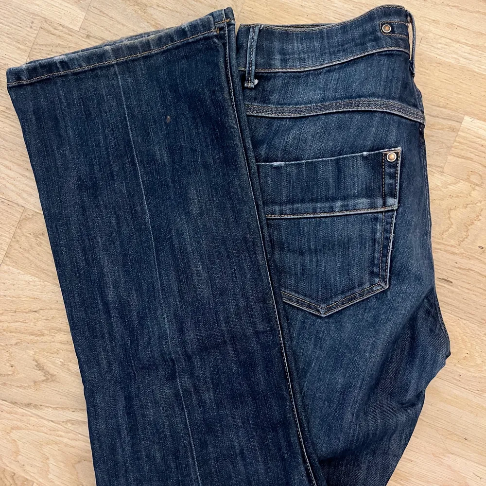 Skit snygga lågmidjade bootcut jeans! Stl 42, men passar mig som brukar ha 36/38. Priset kan diskuteras!❤️. Jeans & Byxor.