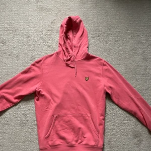 Lyle&Scott hoodie Strl M - Säljer min Lyle&Scott hoodie som jag använt mindre än 10 gånger. Jättebra passform och kvalitet men inte riktigt min färg. Tröjan är rosa och i väldigt bra skick.