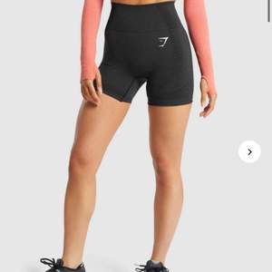 Gymsharks populära vitalseamless shorts i st S. I fint skick! Nypris 499kr Säljer pga har för mkt träningskläder. Hör av er vid frågor!!♥️