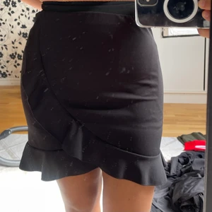 Frill kjol - Svart frill kjol från nelly 