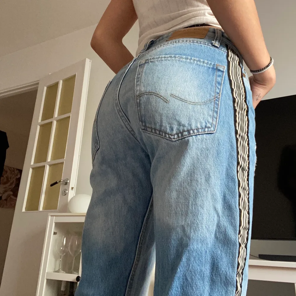 snygga lågmidjade jeans, jag brukar ha xs/s å passar mig storleksmässigt, säljer för att de int riktigt är min stil. jag är 169 cm. Jeans & Byxor.