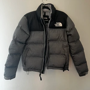 The north race jacka  - Säljer nu min grå The north face dunjacka! Denna färgen finns nästan ingenstans. Kontakta för frågor eller mer information    OBS! Använd inte köp direkt!  BUD PÅ: 1500kr❗️Köp direkt för 1800kr