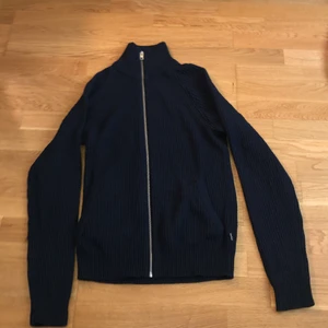 JACK&JONES zip tröja storlek xs - Tröjan är i storlek xs men kan passa som s också. Tröjan är oanvänd. Pris kan diskuteras i snabb och smidig affär.