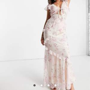 Söker!!!  KÖP EJ!!  Söker denna fina klänning från Asos Design, i storlek M-L!!! Kan betala bra💓