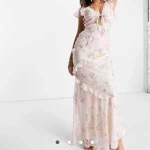 SÖKER ASOS KLÄNNING - Söker!!!  KÖP EJ!!  Söker denna fina klänning från Asos Design, i storlek M-L!!! Kan betala bra💓