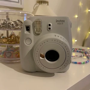 Instax kamera - Säljer en jättefin instax kamera som tyvärr inte kommer till användning! Köparen står för frakten✨