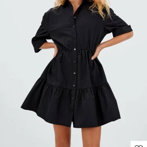 klänning  - jättefin knappklänning från stradivarius i st s  använd max 3 gånger 