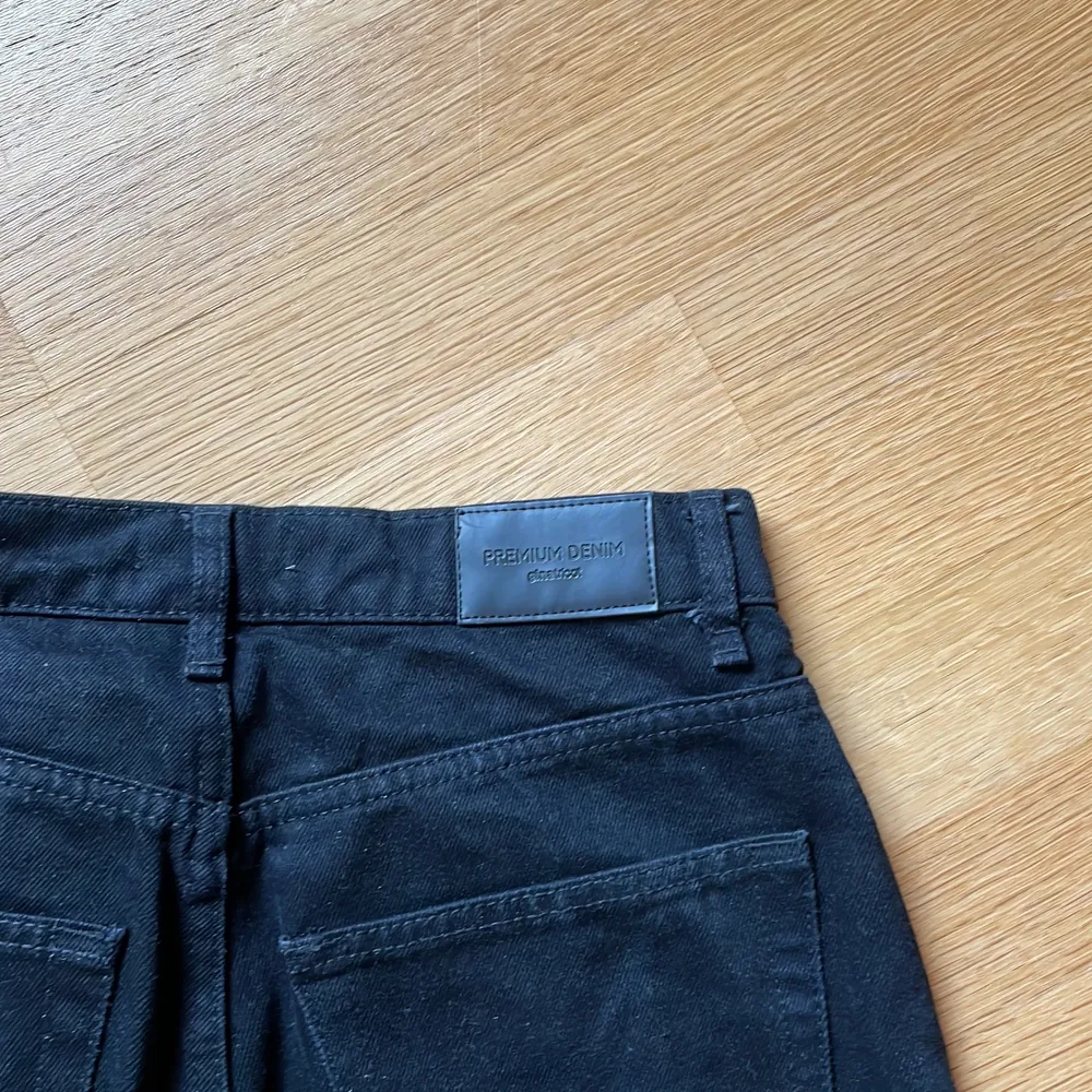 Jag säljer dessa svarta jeans från Gina i storlek 36. De har endast kommit till användning 1-2 ggr då de är lite förstora för mig. Så de är i väldigt fint skick. Jag är 167cm och på mig är de långa.🌸 Hör av er vid mer frågor.💕 . Jeans & Byxor.