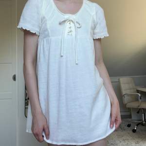 Vintage japansk fluffig klänning i créme vit mjukt material. Passar bäst för XS-S