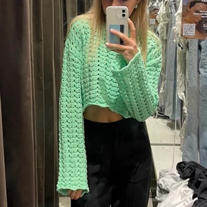 Stickad tröja - Superfin stickad tröja från zara 💚 oanvänd med lappar kvar! barnstorlek 164 men passar xs/s! hör av er vid frågor ☺️ om många är intresserade blir de budgivning!