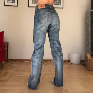 Levis 501 - Ett par jättefina vintage Levis 501 men säljer då jag inte riktigt gillade hur de satt :( tror de är i herrmodell men är inte säker. Fint skick och budgivning från 50!  Midja: 73 cm Innerben: 78 cm KÖP DIREKT FÖR 320+frakt!