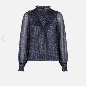 Snygg blus från Neo Noir - Super fin blus från Neo Noir, som är helt nyinköpt och aldig använd!