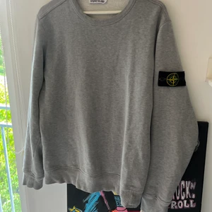 Stone island sweatshirt  - Plagget är använt fåtal gånger annars helt ny (inga fel) Storlek M Nypris 2509kr Släpper till bra pris! Tar bud! Självklart äkta!