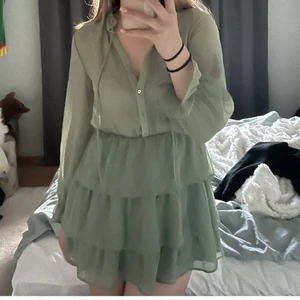 Grön zara klänning - Grön klänning från zara som jag bara använt 1 gång!! Ljusgrön färg