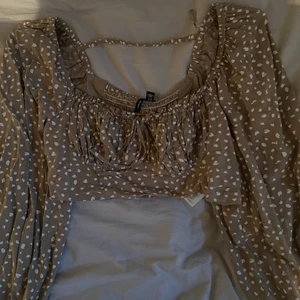  topp - Tröja/topp inköpt på vero moda för ett tag sen, endast använd 1 gång då det inte är min stil. väldigt fin