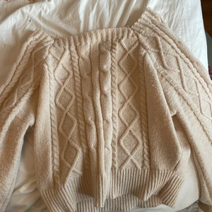 En stickad tröja - Den är aldrig använd, den är ljusrosa/vit. Den är i storlek S/36 