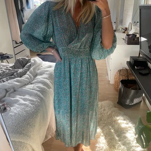 Klänning Vero Moda - Superfin mönstrad klänning från vero Moda, strl M, använd 1 gång så i nyskick. samfraktar gärna med andra plagg🌸