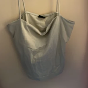 Grön ginatricot topp M - En grön simpel topp i storlek medium. Den har ett extra lager tyg över brösen så en bh under är inte nödvändigt. Frakt för 15kr.🫶🏻