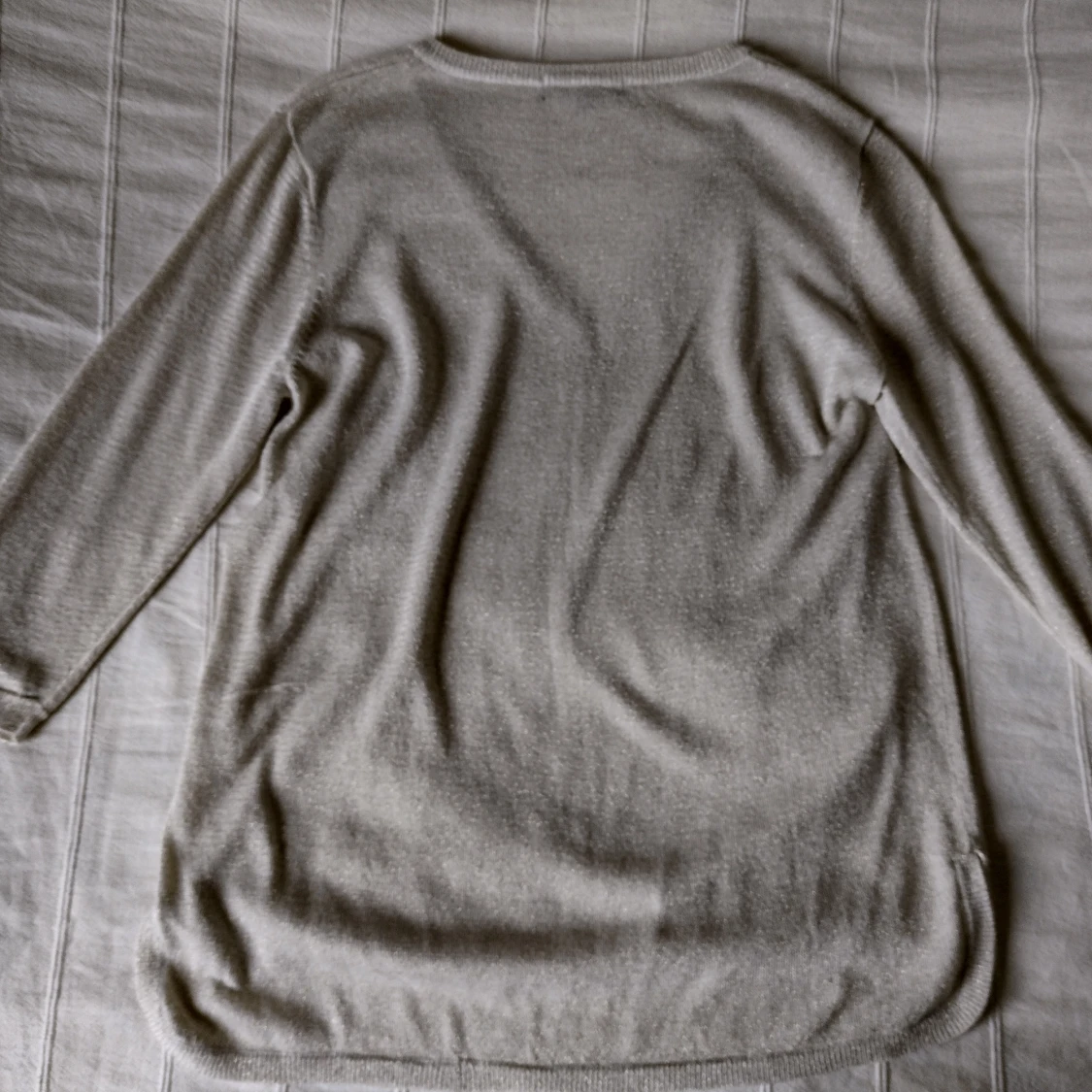 Beige tunnare stickad v-ringad tröja med guldskimmer, storlek S - 91