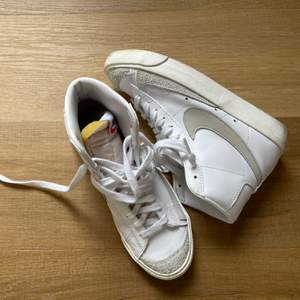 Sparsamt använda skor från Nike i storlek 38. Finns några täcken på användning på sulorna men annars är de i mycket bra skick! 