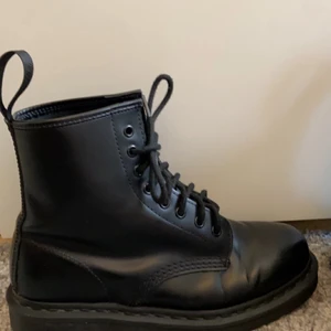  DR Martens (helt svarta)  - Helt Svarta Dr Martens  Perfekta för Vintern 