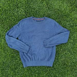 En blå Tommy Hilfiger tröja i super skönt material. Storlek S och skick (8/10). Köpt i USA. (Kolla gärna mina andra annonser (vid köp av flera plag tillkommer bättre pris