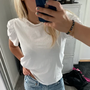 T-shirts - Två t-shirts med puff ärm. 1 för 50, 2 för 80🖤🤍