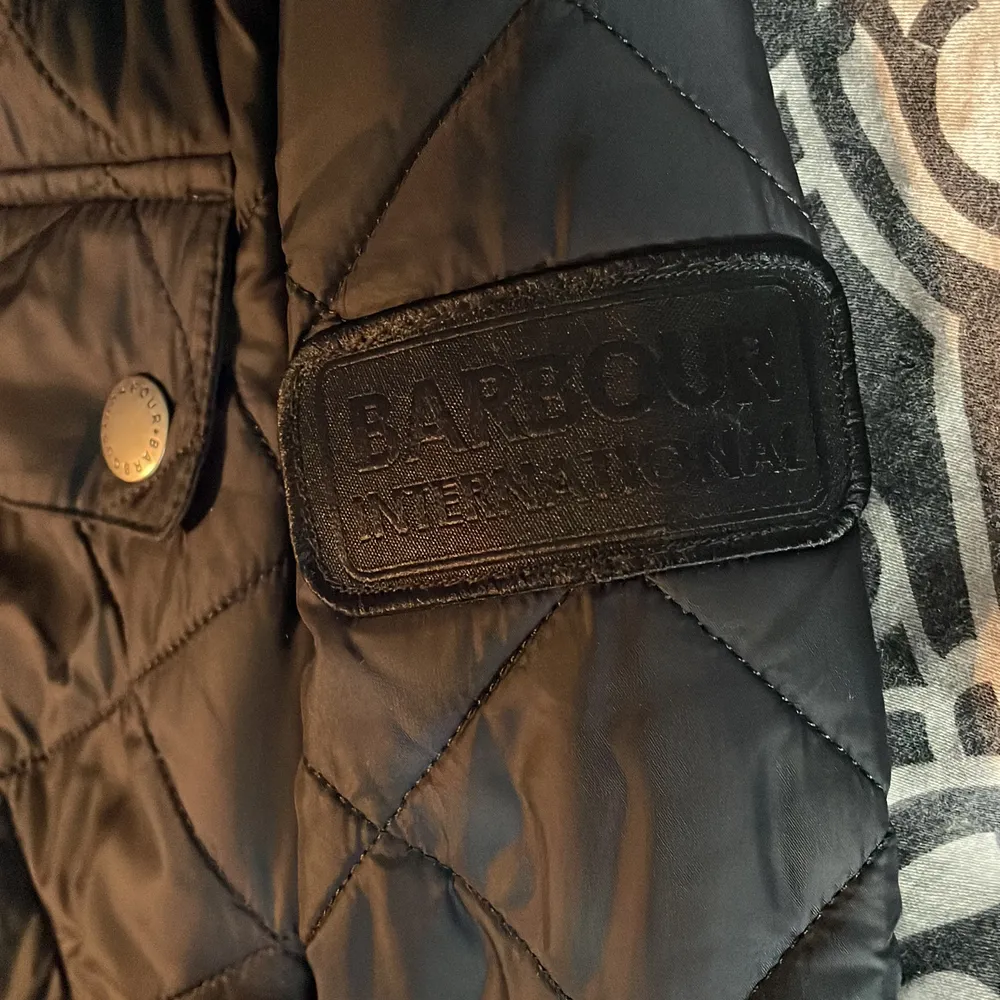 Barbour jacka knappt använd. Storlek M. Köpt för 3500 och säljer för 2000. Jackor.