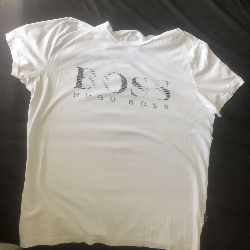 Det här är en Hugo Boss t-shirt som jag köpte längesen men använder inte den just nu så varför inte sälja den.. T-shirts.