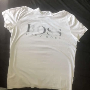 Hugo Boss t-shirt  - Det här är en Hugo Boss t-shirt som jag köpte längesen men använder inte den just nu så varför inte sälja den.