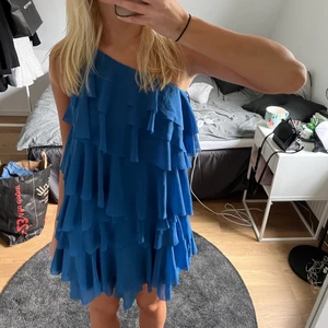 blå one shoulder volangklänning hm - världens finaste blåa volanklänning med one shoulder från h&m!