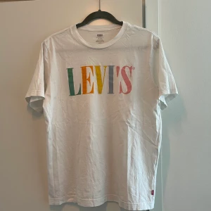 Levis t-shirt  - Levis t-shirt. Nypris 300kr. Använt sparsamt. Inga märken på. Storlek s