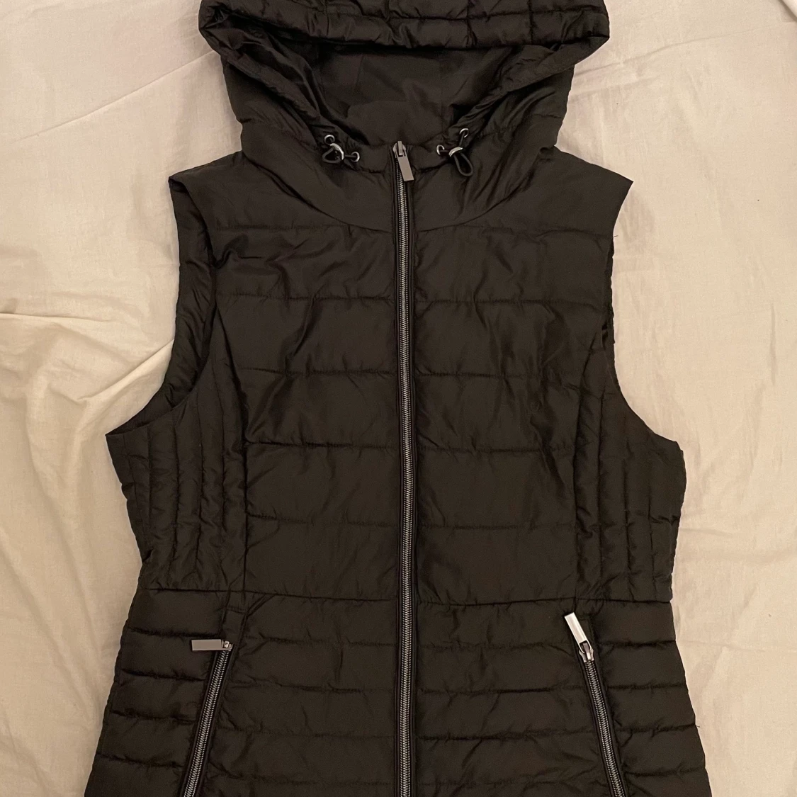 Zara väst med huva (strl S)