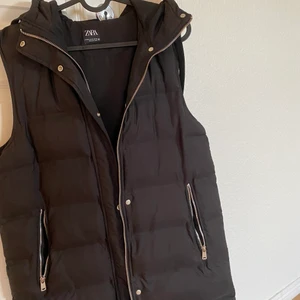 Zara väst  - Fin väst från zara som inte kommer till användning längre, skriv för fler bilder eller frågor 