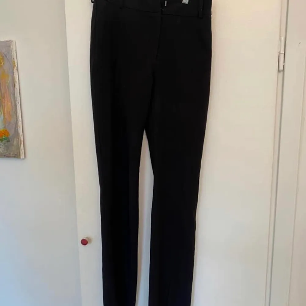 Samsoe Samsoe kostymbyxor, modell ”Style Marion Trousers” i XS (tts)  Så fina kostymbyxor med en slits framtill   Säljes för 450 kr. Jeans & Byxor.