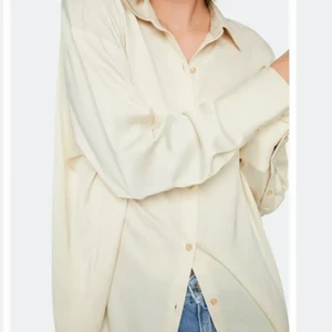 Skjortklänning från Bikbok - Skjortklänning från Bikbok i storlek medium. Precis som ny! Med prislappen kvar 🤍 Slutsåld idag, nypris var 399kr.  Tillföljer ett avtagbart knytband.  Kan bäras som både klänning eller som en skjorta.  Modellen på bilden bär storlek small & är 161cm lång