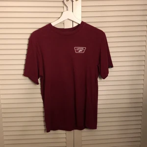 Vans t-shirt - Vintöd Vans t shirt i bra skick. Tryck på ryggen och en litet tryck på bröstet. Storlek L 12-14 år, passar mig som har S vanligtvis. Skicka gärna ett meddelande vid intresse eller frågor☺️