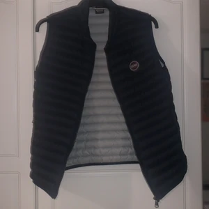 Colmar Väst Svart - En svart/mörk blå colmar väst. Storlek 172 cm. (16 y)